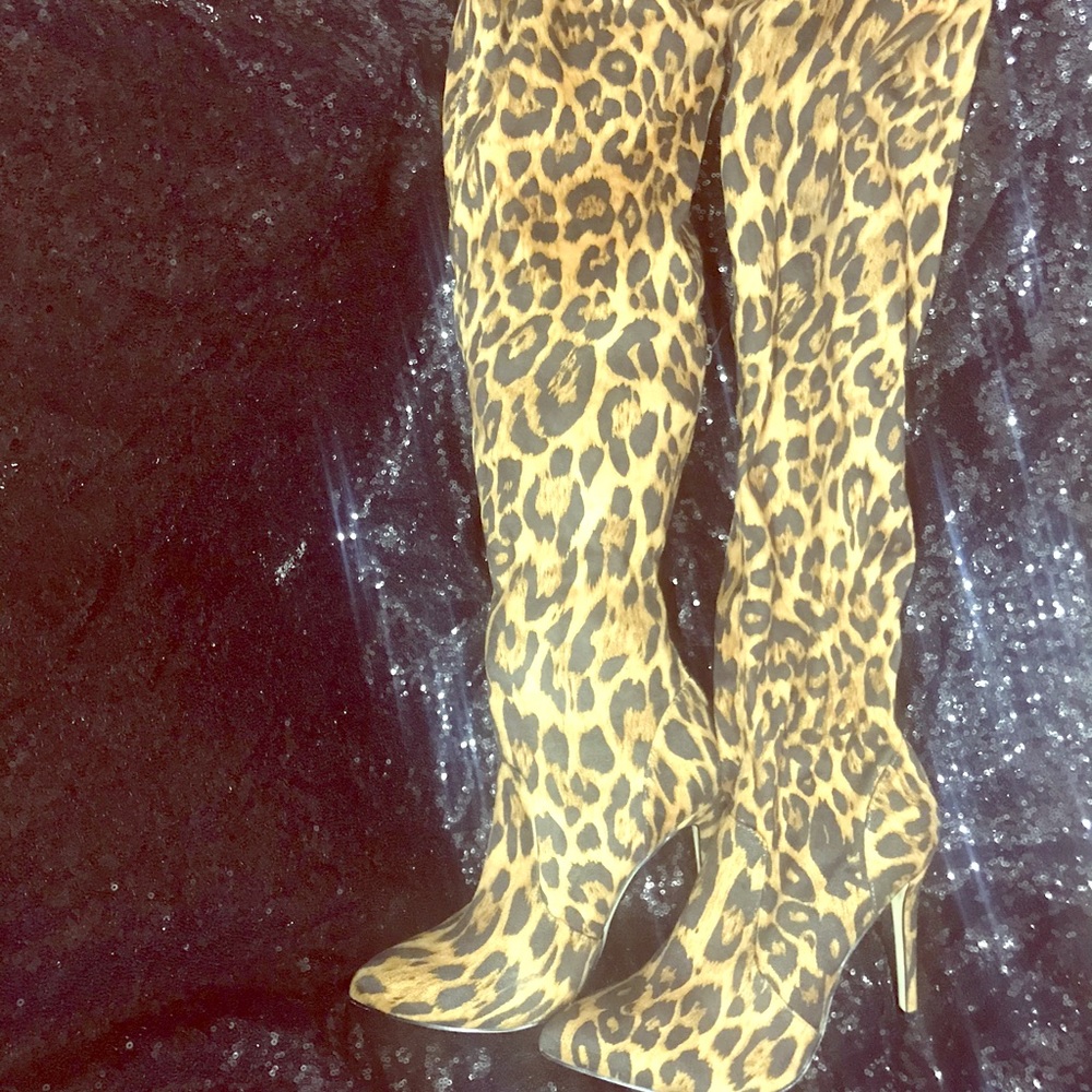 Knee high leopard stretchy boots